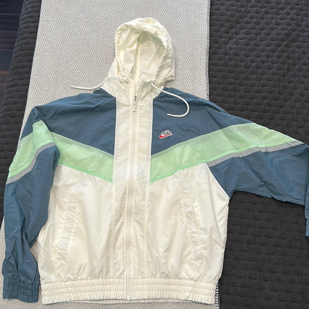 Nike Retro Windbreaker: SIZE M